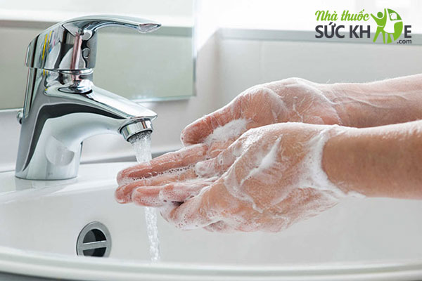 Rửa tay sạch trước khi dùng dầu tẩy trang